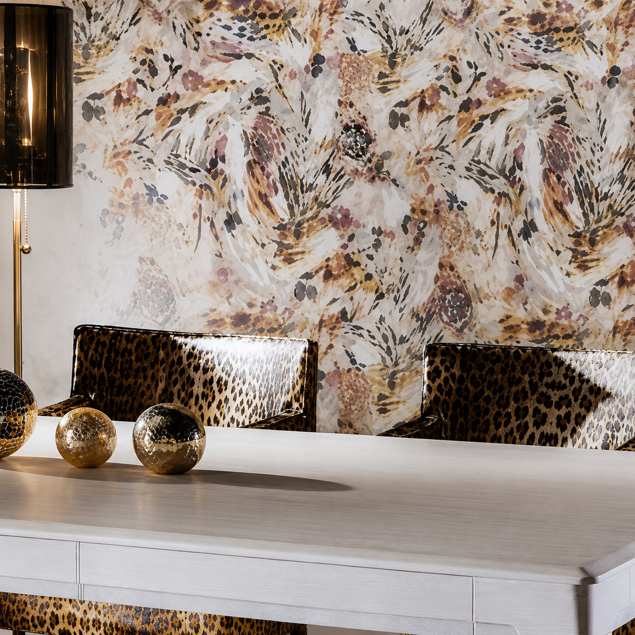 Elegante stanza con sedie con stampa leopardata, una panca bianca e decorazioni dorate su una parete con motivi floreali astratti.