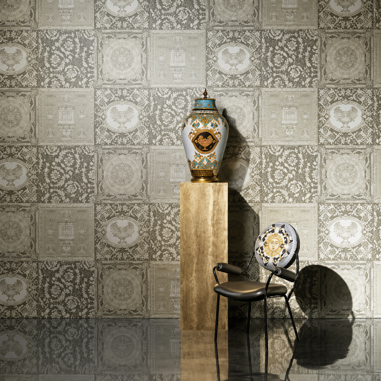Un vaso decorativo in ceramica su un piedistallo accanto a una sedia, sullo sfondo di una carta da parati a motivi geometrici in una stanza che ricorda una galleria d'arte.