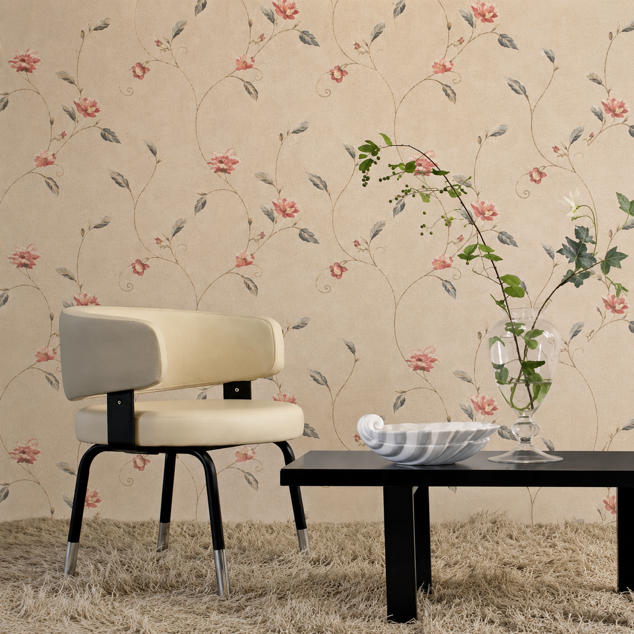 Accogliente soggiorno con poltrona color crema, tavolino nero, vaso di fiori, carta da parati a motivi floreali e tappeto a pelo lungo.