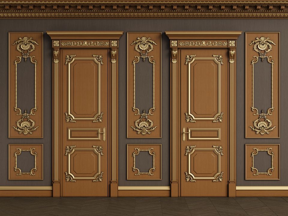 Corridoio decorato con quattro porte a pannelli marroni e finiture dorate decorative su pannelli a parete scuri.