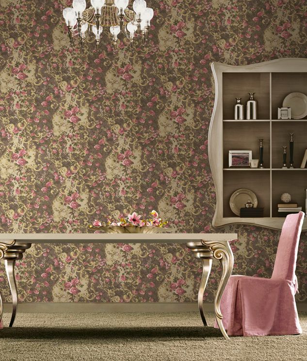 Stanza con carta da parati floreale vintage, panca decorata, sedia rosa, lampadario e mobile con ripiani.