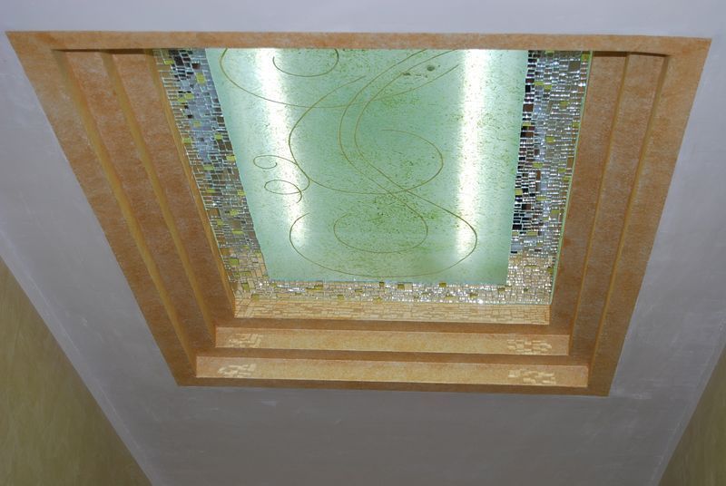 Lucernario decorativo a soffitto con finiture in legno stratificato e pannello in vetro satinato