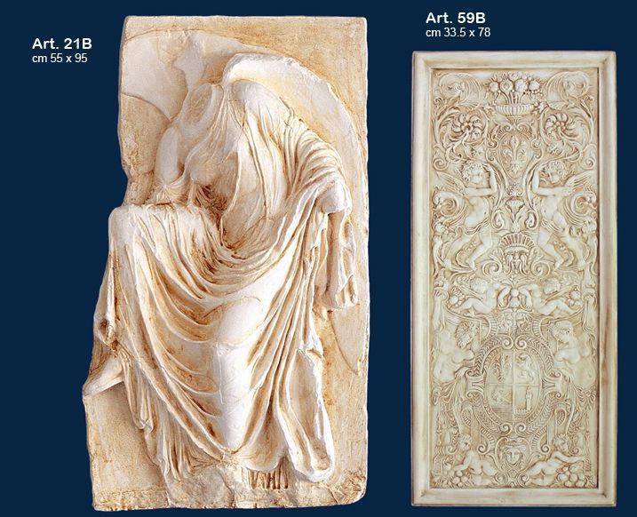 Due placche beige intagliate a rilievo, una raffigurante una figura drappeggiata e l'altra un pannello decorativo riccamente ornato.