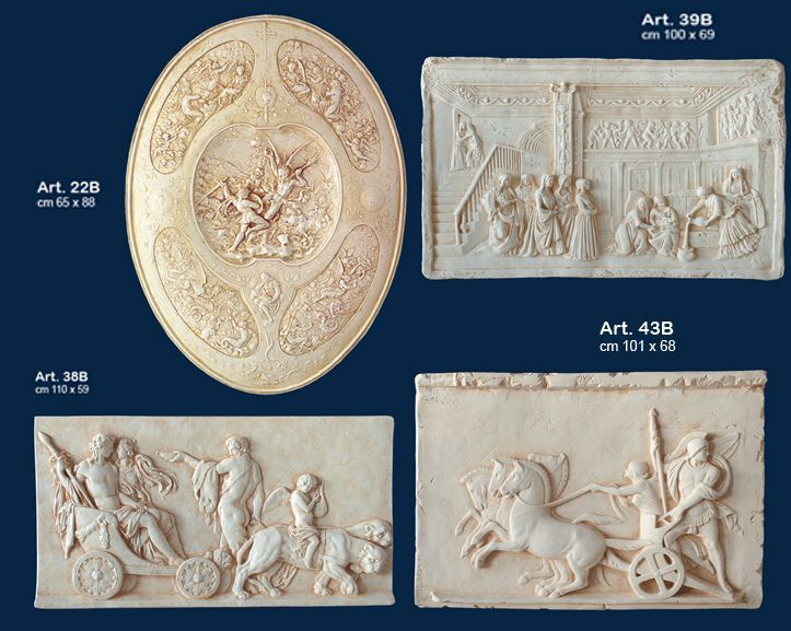 Quattro placche a bassorilievo, un medaglione ovale e tre pannelli rettangolari con scene classiche su sfondo blu.