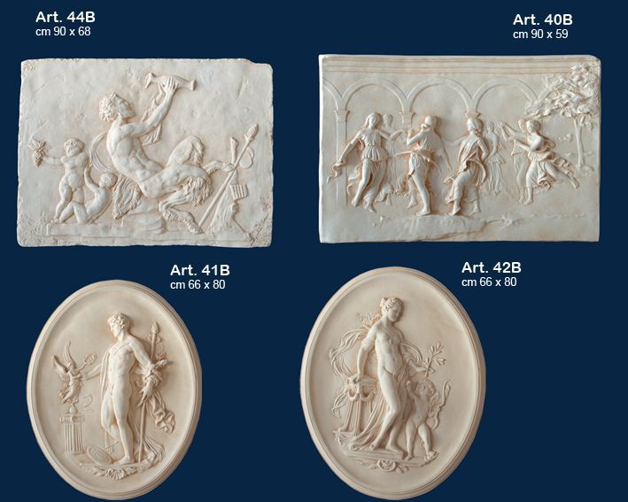 Quattro pannelli decorati con rilievi e medaglioni in gesso bianco su sfondo blu scuro.
