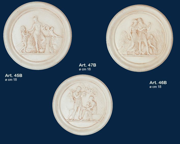 Tre medaglioni rotondi color crema con figure classiche in rilievo su sfondo blu scuro.
