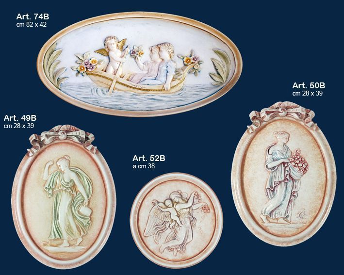 Cinque elaborate placche murali ovali con figure in rilievo dai colori pastello su sfondo blu scuro.