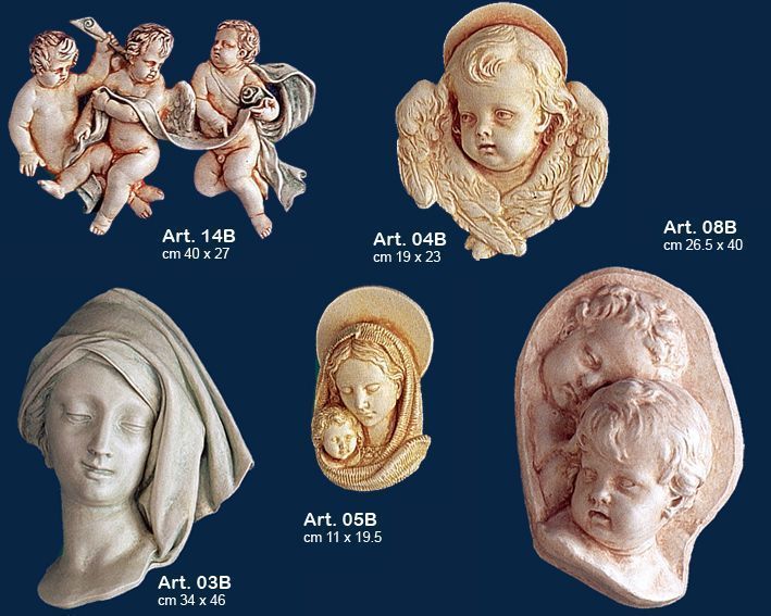 Cinque piccoli busti e bassorilievi scolpiti, esposti su uno sfondo blu scuro e contrassegnati da numeri di catalogo.