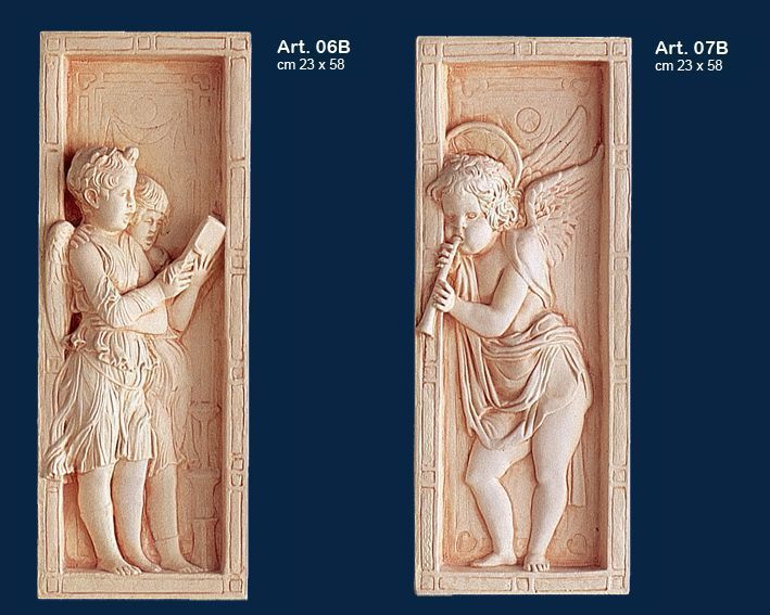Due pannelli beige intagliati a rilievo raffiguranti figure umane in alte cornici rettangolari su uno sfondo blu scuro.