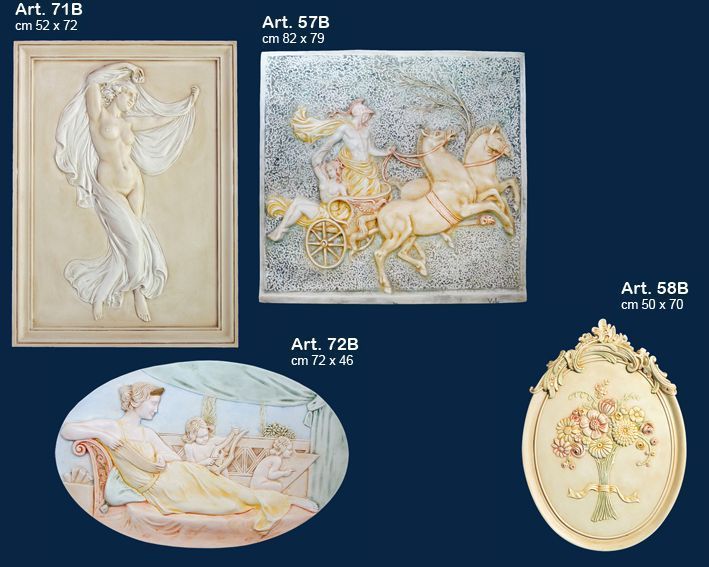 Quattro elaborate placche in avorio con bassorilievi raffiguranti figure classiche, cavalli e motivi floreali su sfondo blu.