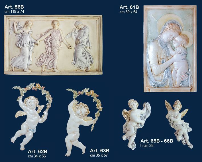 Sculture a rilievo in avorio raffiguranti figure classiche e cherubini, esposte come opere d'arte etichettate su sfondo blu.
