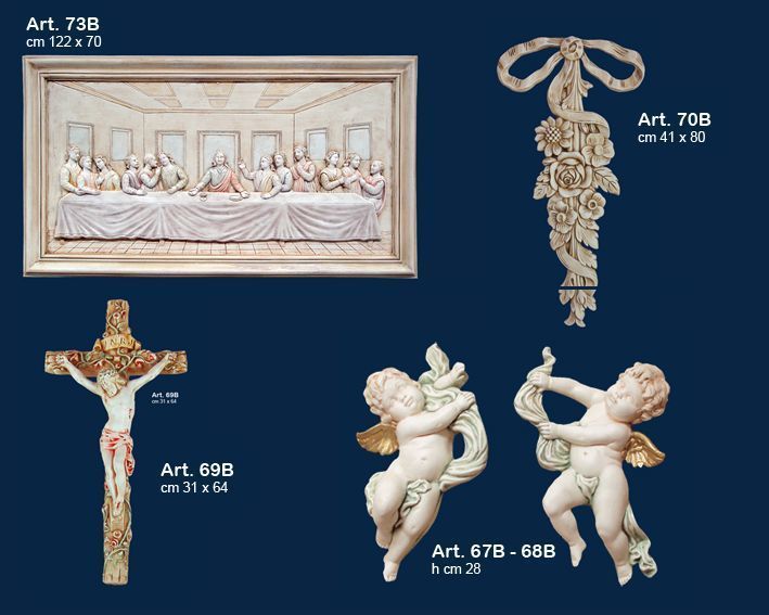 Assortimento di ornamenti religiosi in avorio e un bassorilievo della Natività su sfondo blu scuro, con etichette.