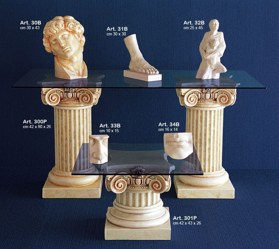 Busti e statue classiche in miniatura esposti su tavoli con piedistallo decorati su uno sfondo scuro