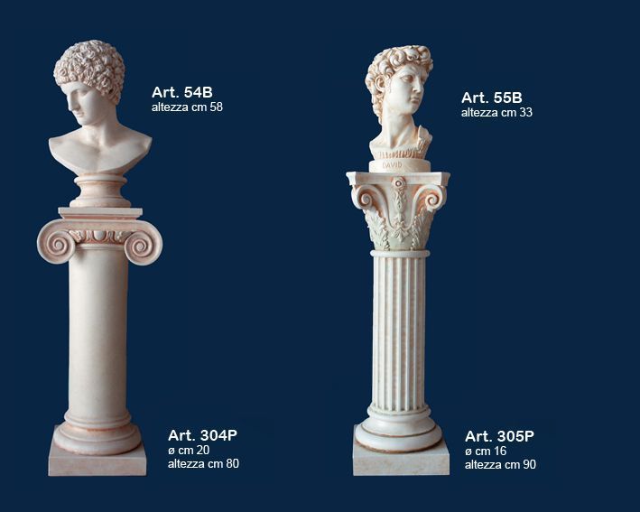 Due busti classici bianchi in cima a colonne ornate su uno sfondo blu scuro, contrassegnati da numeri di catalogo.