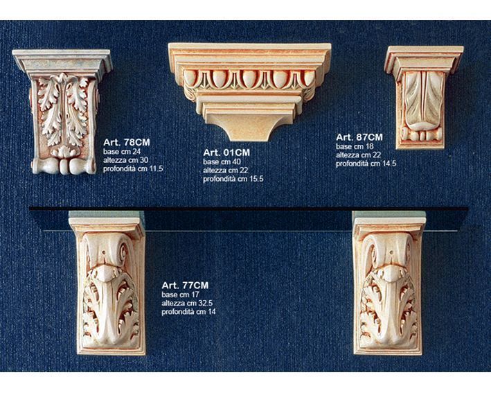 Mensole e cornici decorative in pietra scolpita, esposte su uno sfondo blu, ciascuna con l'indicazione delle misure.