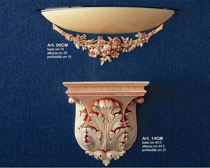 Due applique floreali decorate e una mensola decorativa su sfondo blu.