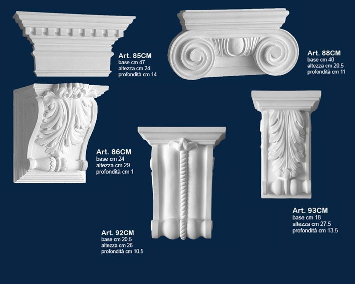 Modanature architettoniche decorative bianche e capitelli di colonna disposti su sfondo blu.
