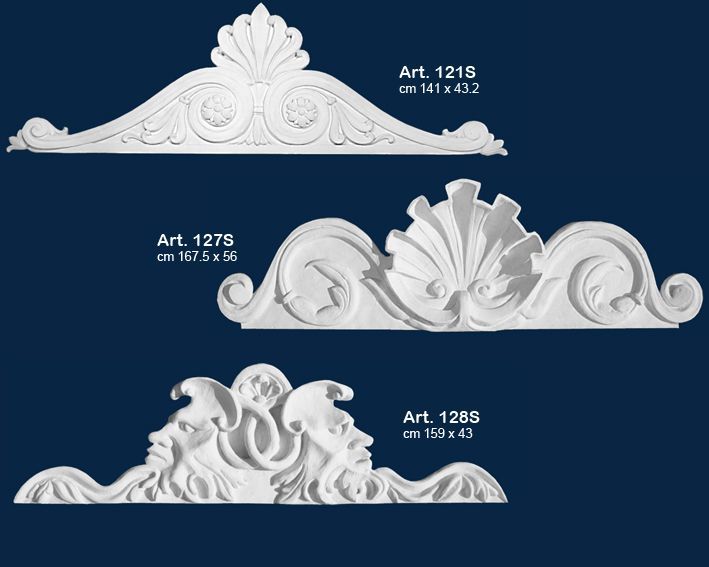 Tre modanature decorative bianche a volute floreali su sfondo blu scuro, contrassegnate da numeri d'arte.
