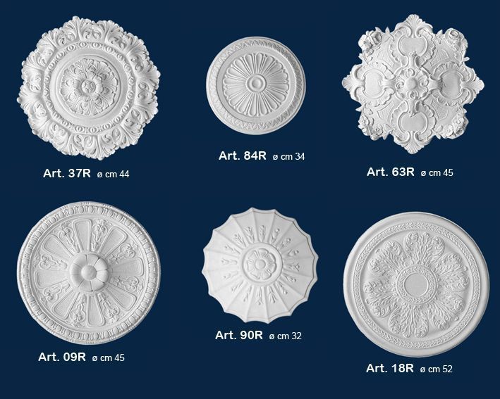 Sei rosoni decorativi bianchi per soffitto su sfondo blu scuro, mostrati a titolo di esempio.