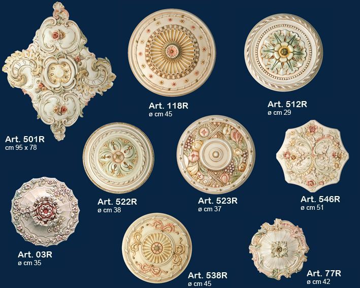 Catalogo di elaborati rosoni decorativi per soffitti color crema, oro e pastello, disponibili in diversi stili e dimensioni.