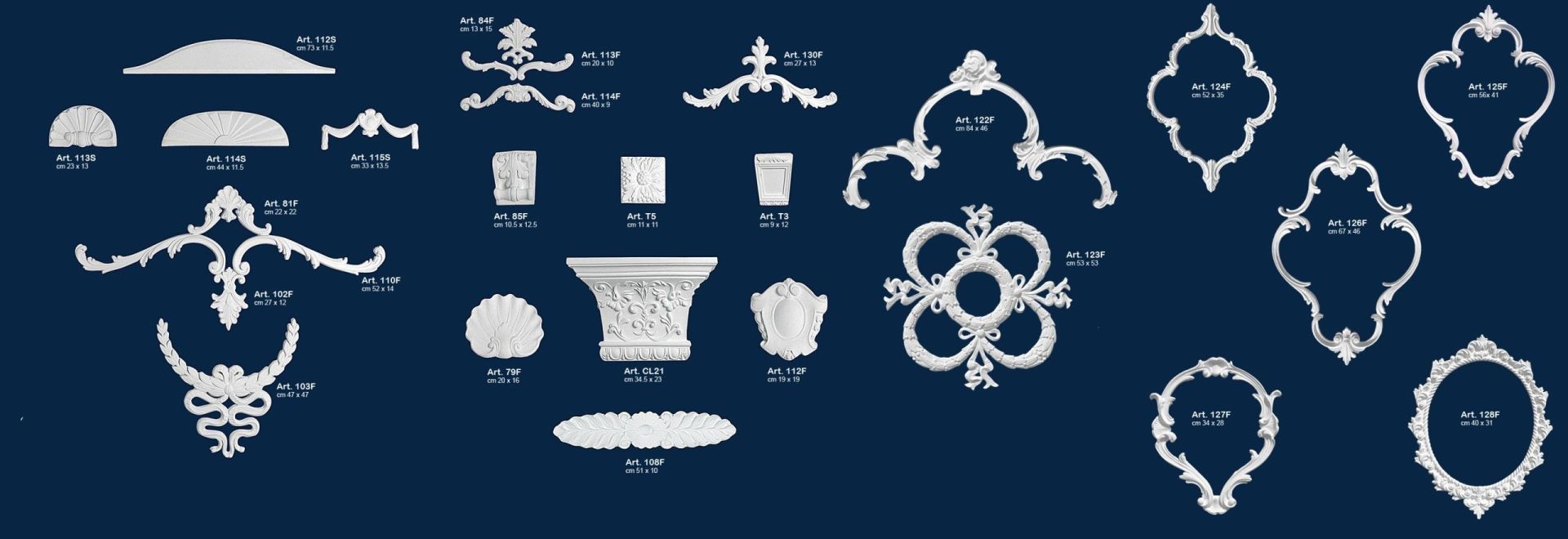 Cornice ornamentale bianca e motivi decorativi su sfondo blu scuro.