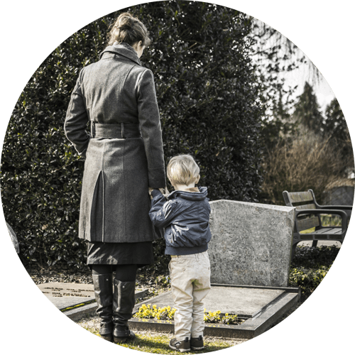 fila di tombe in un cimitero
