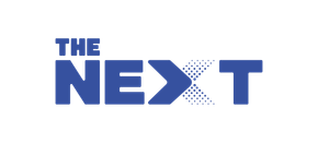 De tekst in het logo luidt "THE NEXT" in blauw, waarbij de letter "X" is vormgegeven als een chevron en een stippenpatroon.