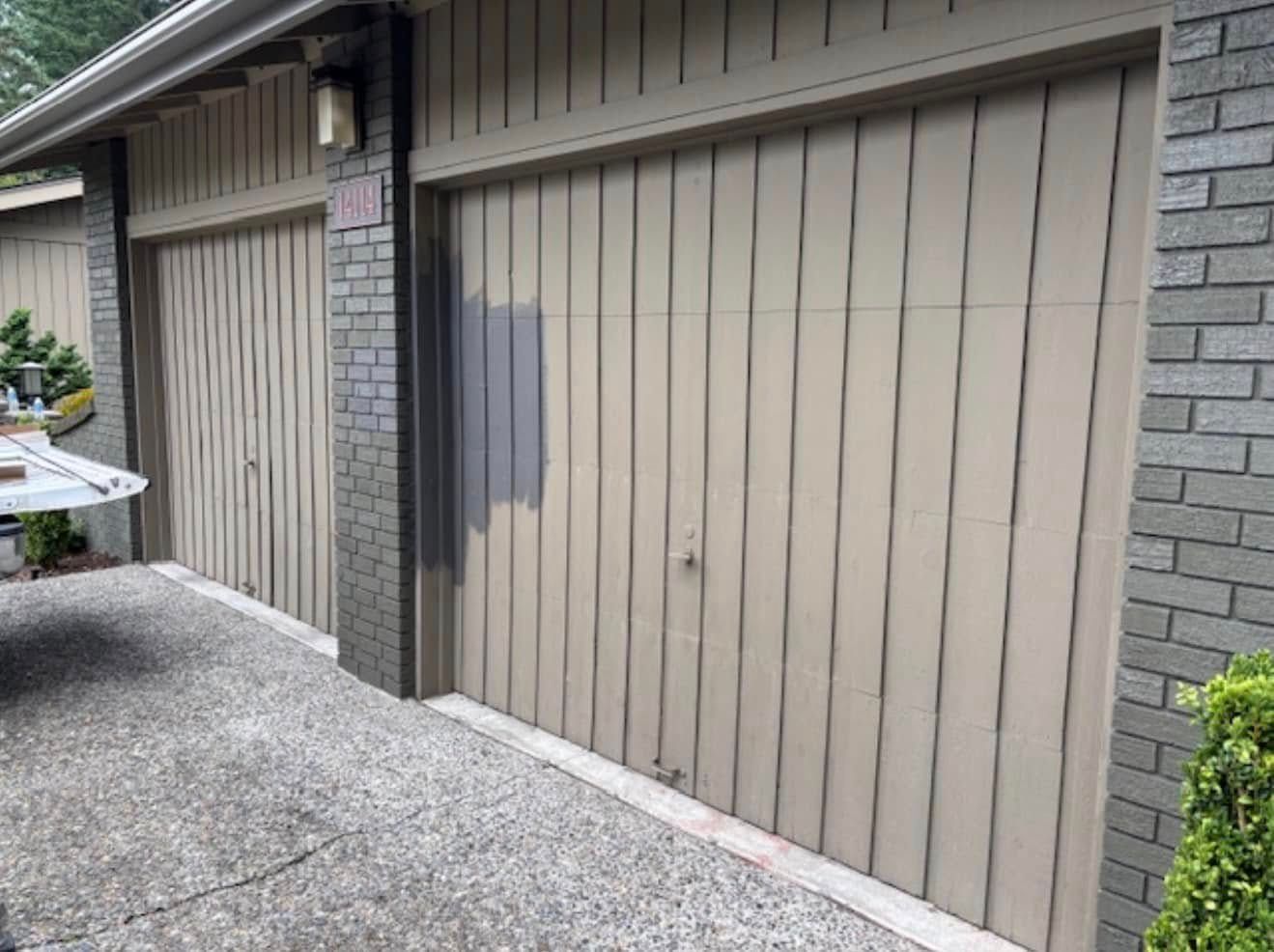 Home with an outdated garage door before replacement