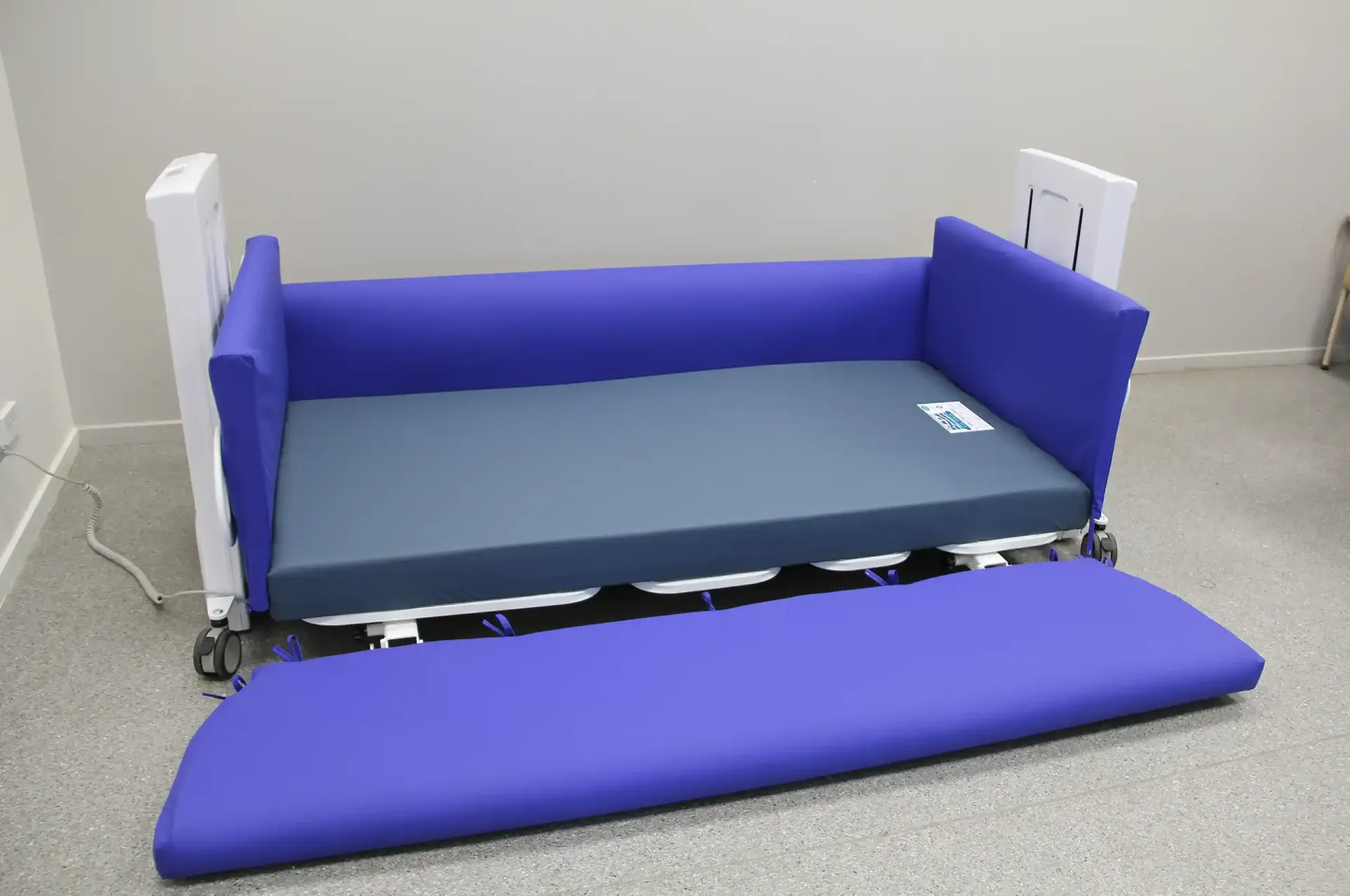 High Protection "HPS" Bed from Deutscher Healthcare | Lowered