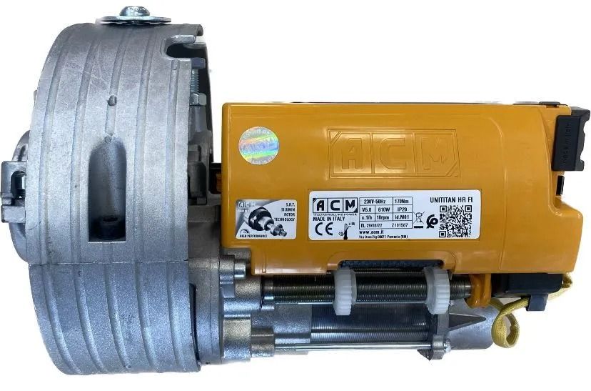 Motore industriale giallo e argento con carter ingranaggi annesso su sfondo bianco.
