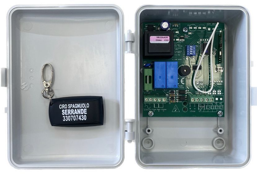 Scatola di controllo elettronica aperta con circuito stampato e telecomando all'interno