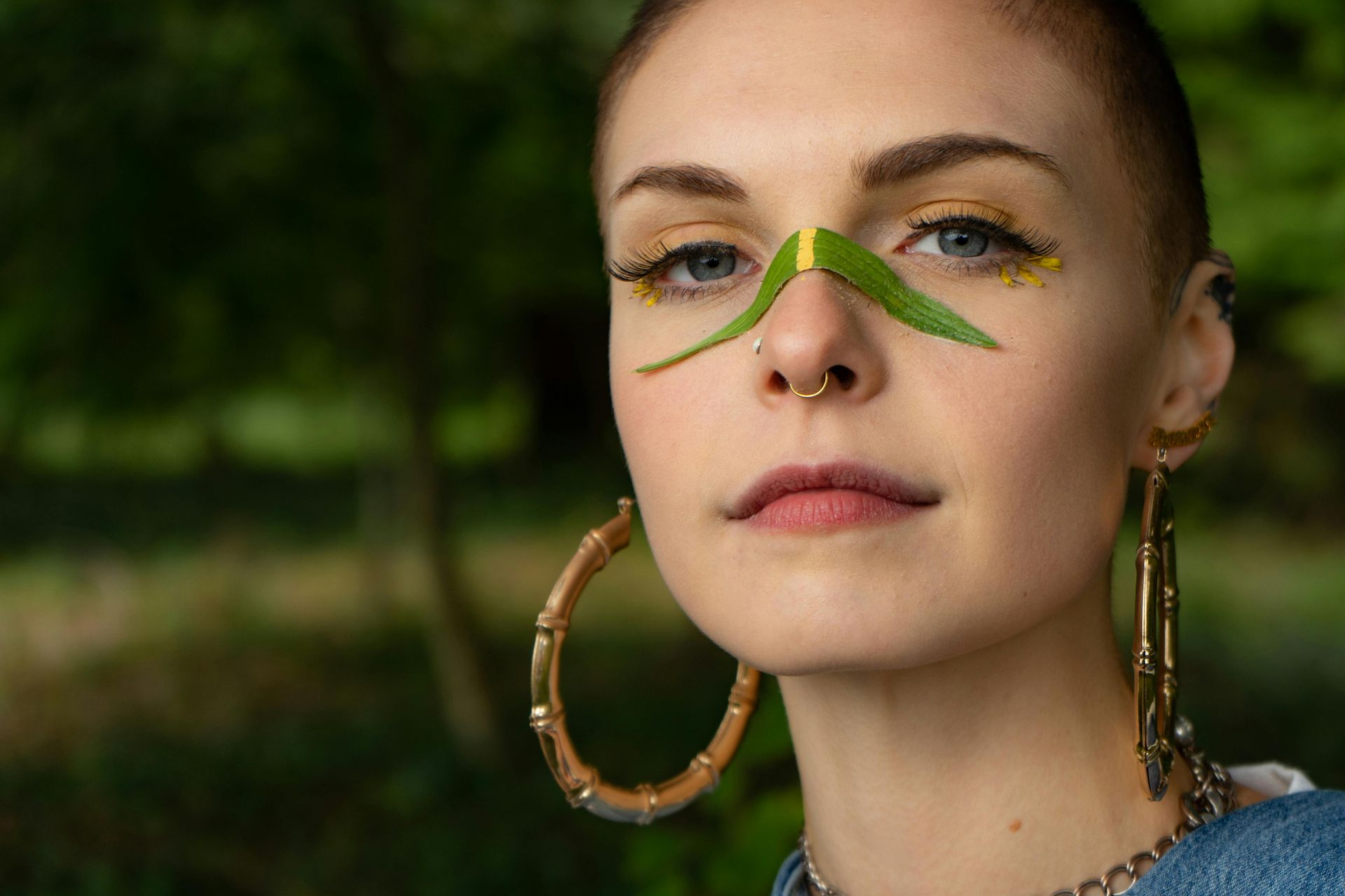 femme maquillée, avec une jolie peau pour présenter mes soins de septembre