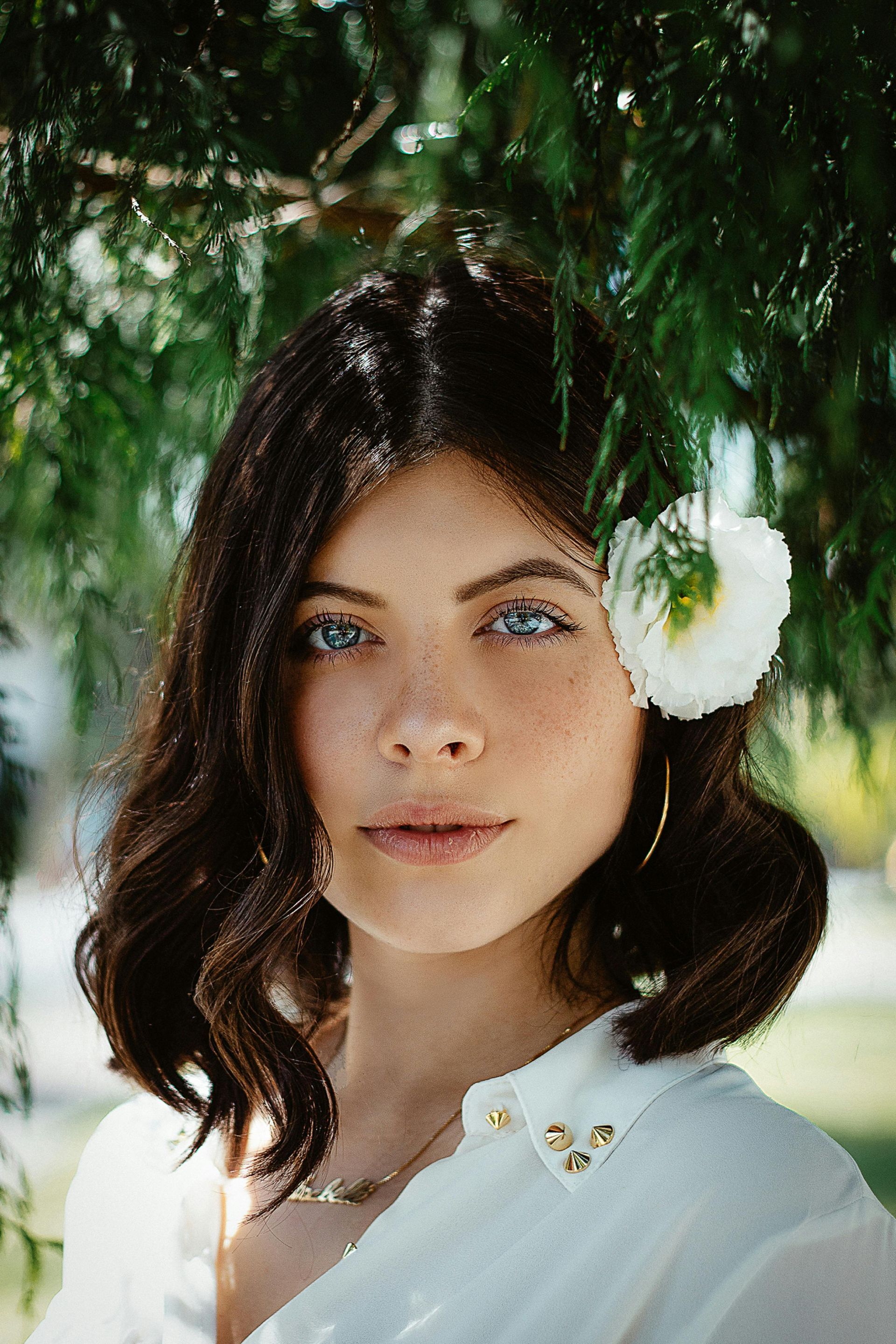 femme avec une peau lumineuse
