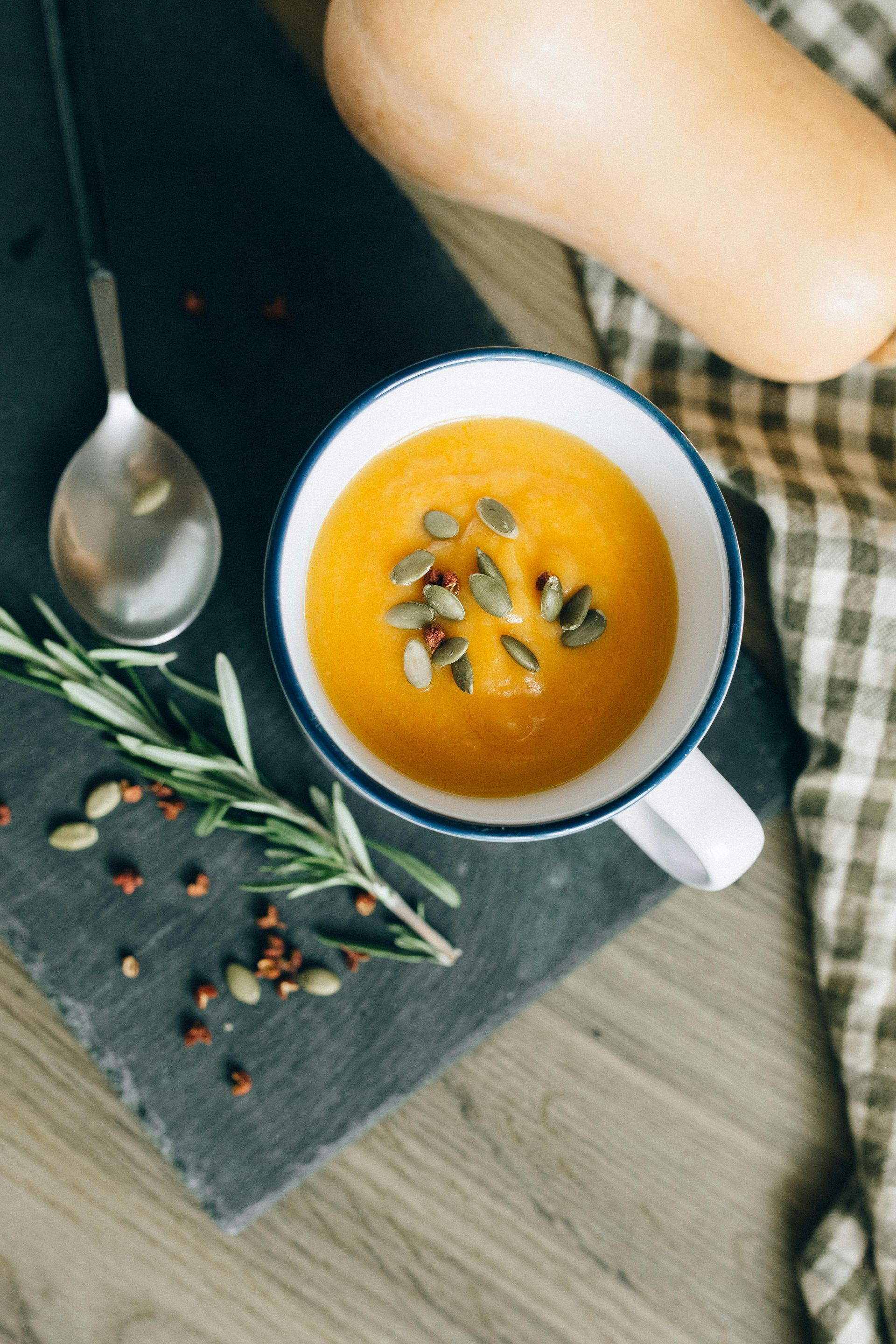 bol de soupe de légumes d'hiver