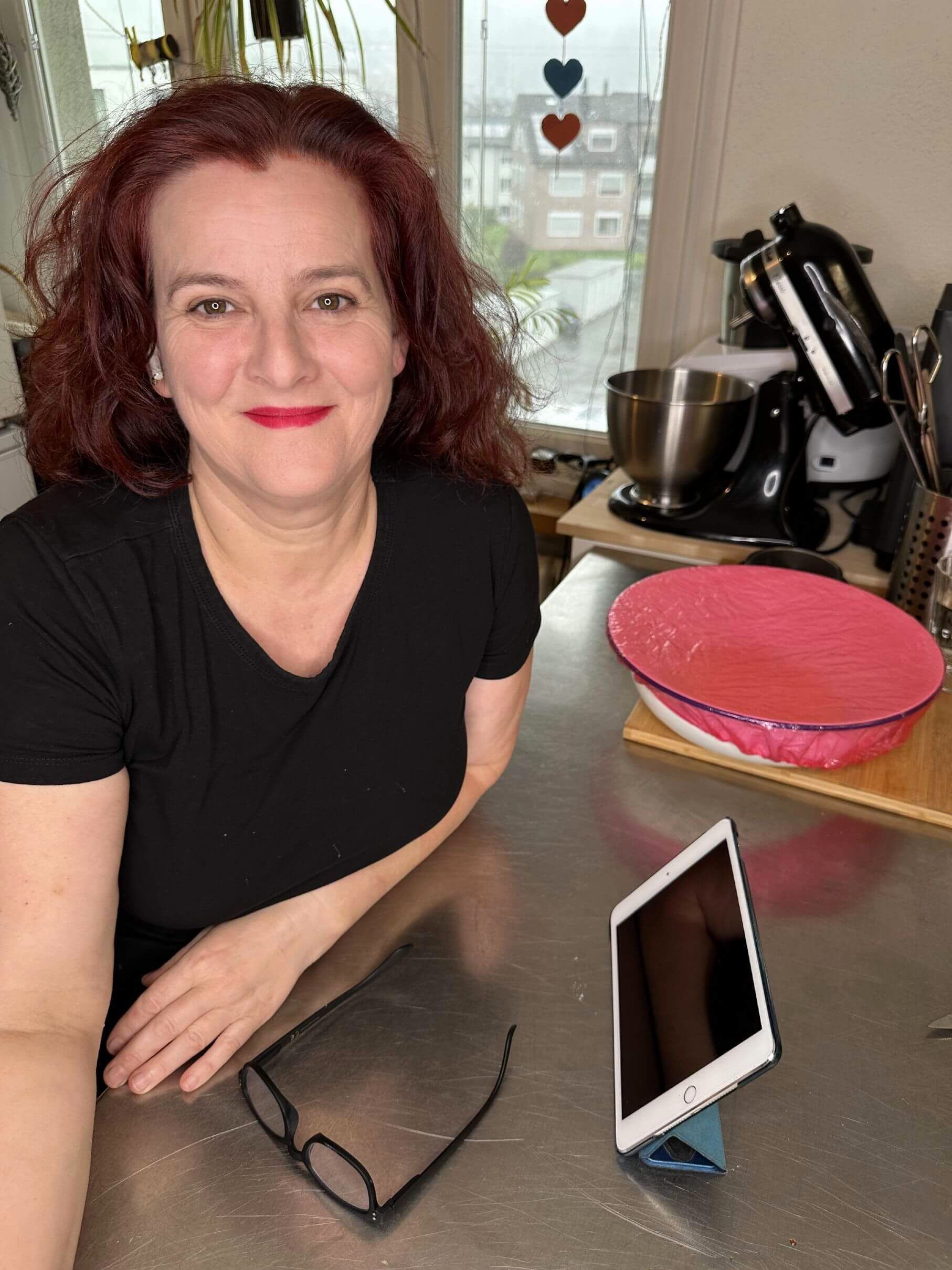 Mariví está sentada en una mesa con una tableta y un cuenco encima.