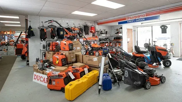 un magasin rempli d' une variété d' outils de jardin , y compris une tondeuse à gazon .