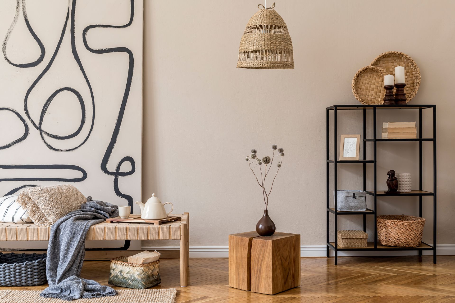 Divano componibile grigio con cuscini decorativi in ​​un soggiorno moderno.