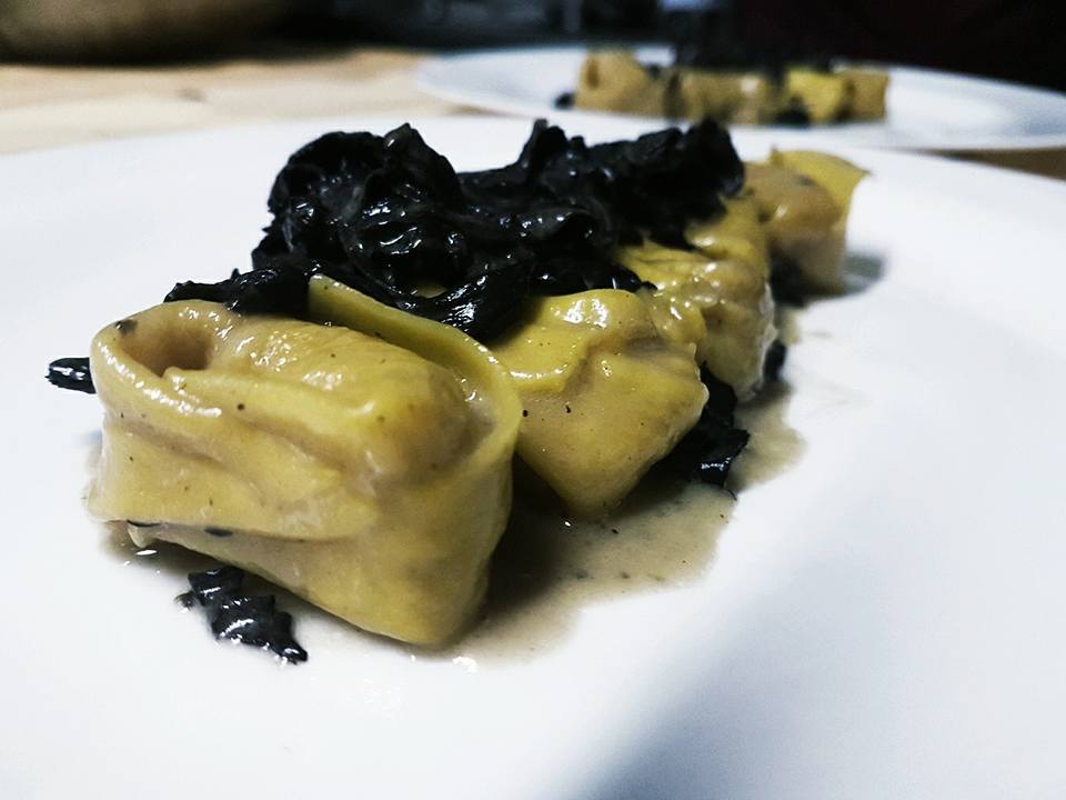 primo piano di un piatto di ravioli