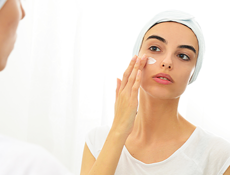 women apply tretinoin 0.1 gel on her face