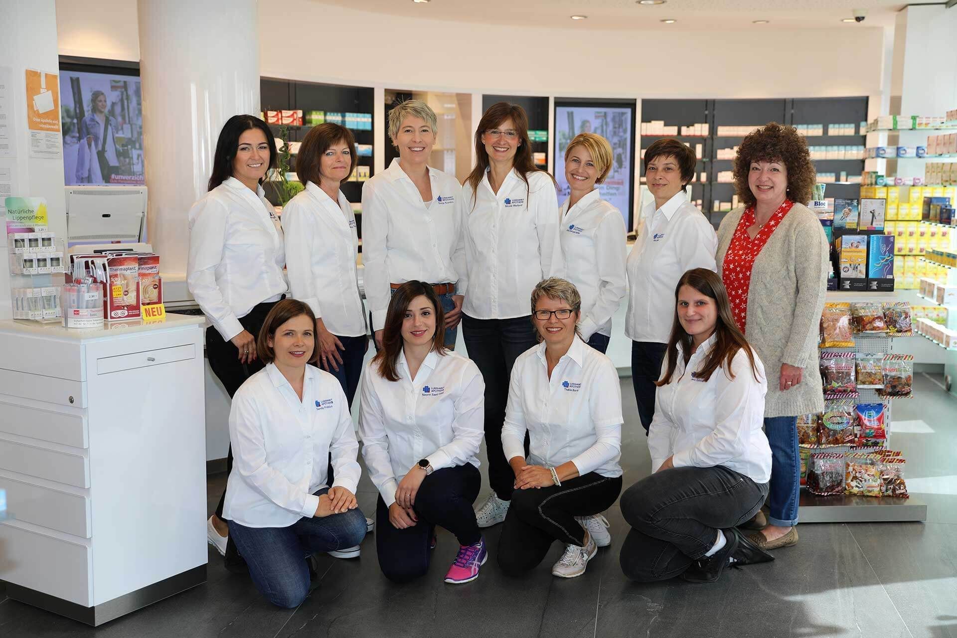 Eine Gruppe Frauen posiert in einer Apotheke für ein Foto.