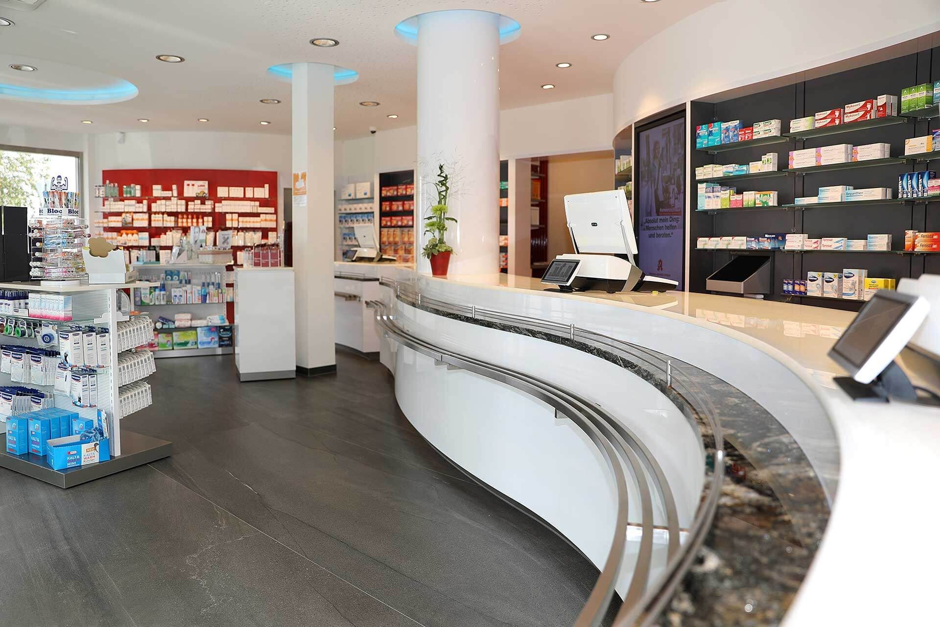das Innere einer Apotheke mit einer geschwungenen Theke