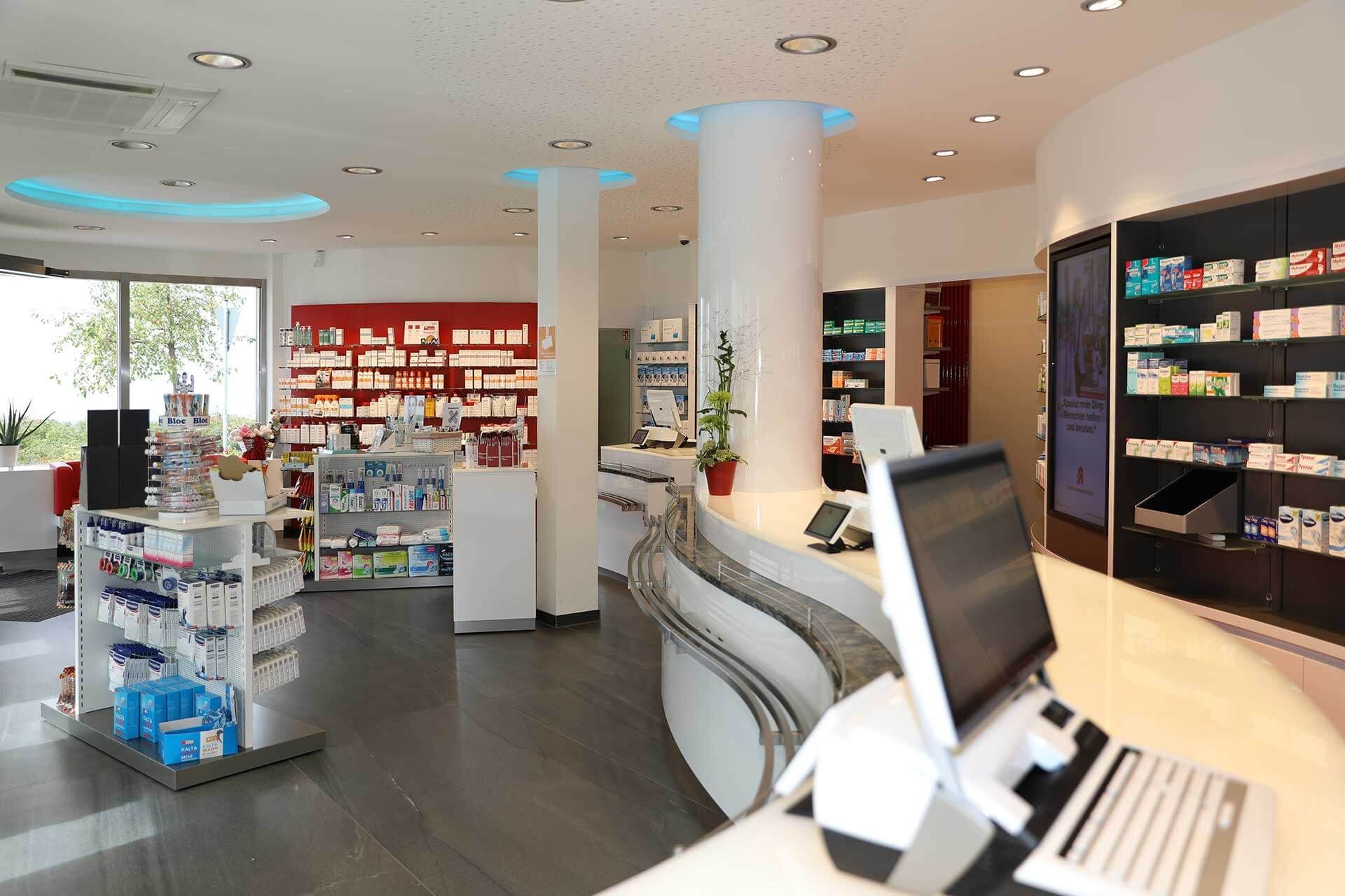 eine Apotheke mit einem Computer auf der Theke