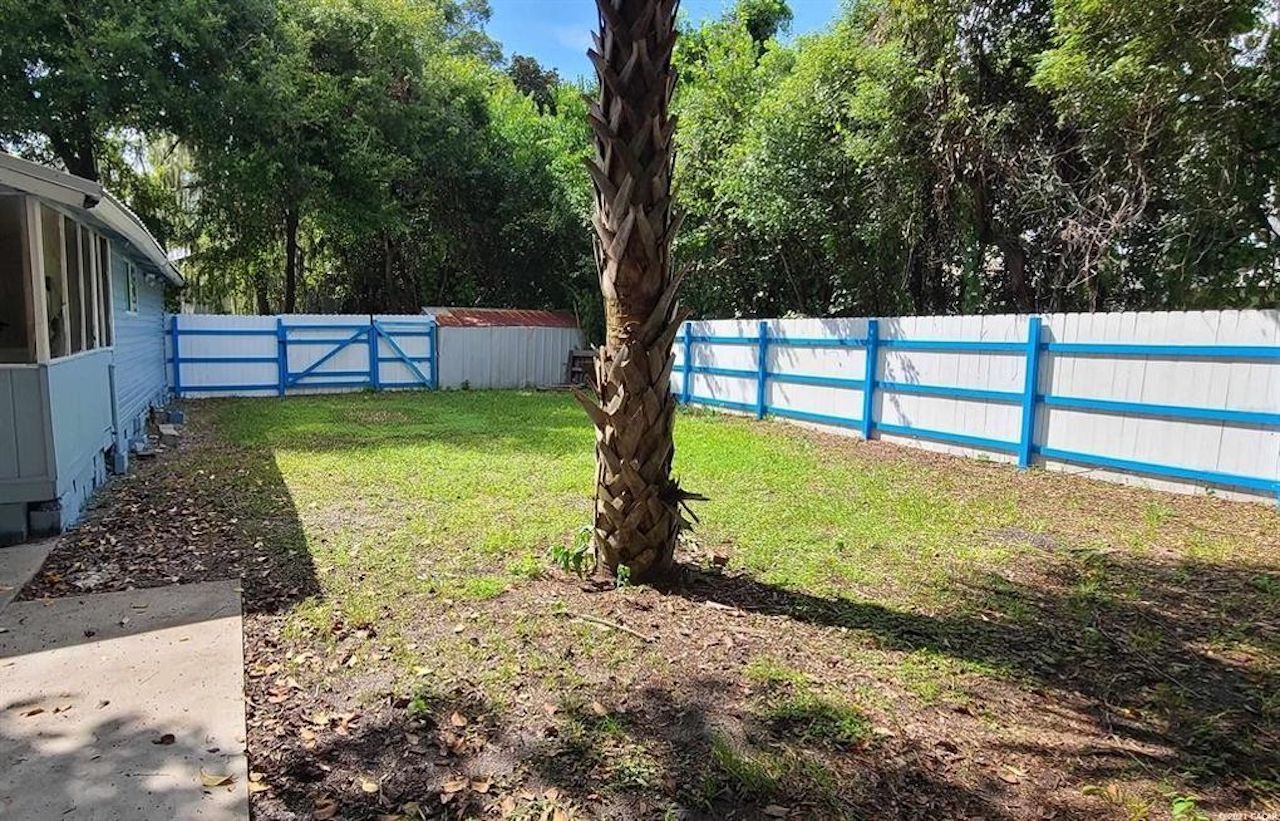 812 NW 4th Place yard