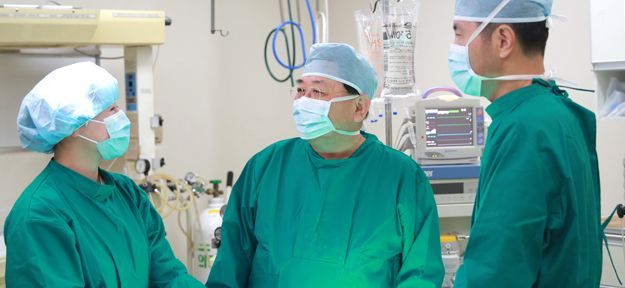 Surgical team in an operating room, illustrating minor surgical procedures in Seoul