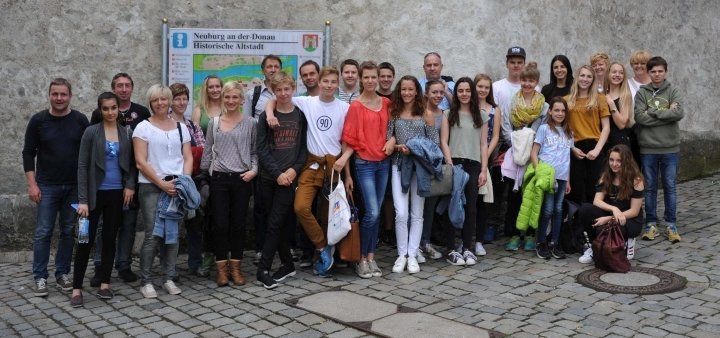 Gruppenfoto der Theatergruppe Emmering bei der Preisverleihung für die Kinder- und Jugendgruppe Springinkerl.