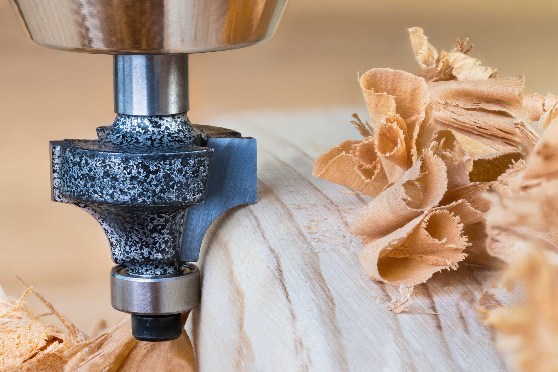 Fraiseuse CNC travaillant le bois, copeaux en gros plan.