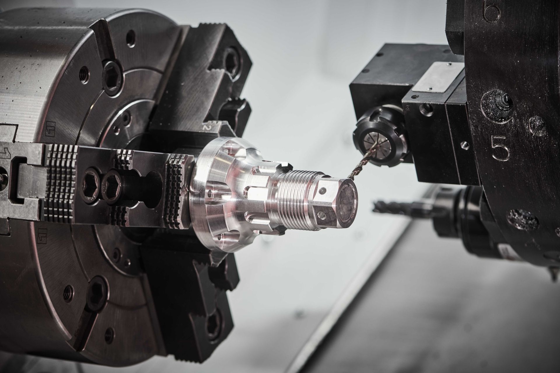 Usinage d'une pièce métallique par une machine CNC.