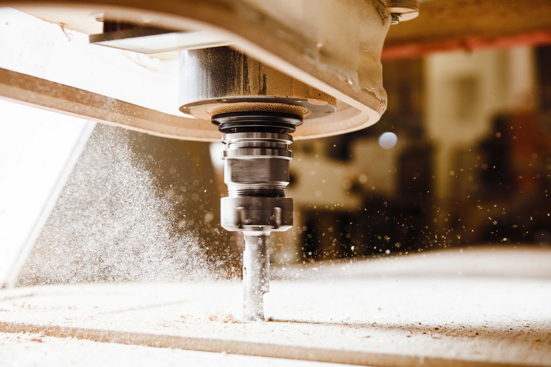 Fraiseuse CNC coupant du bois, produisant de la sciure.