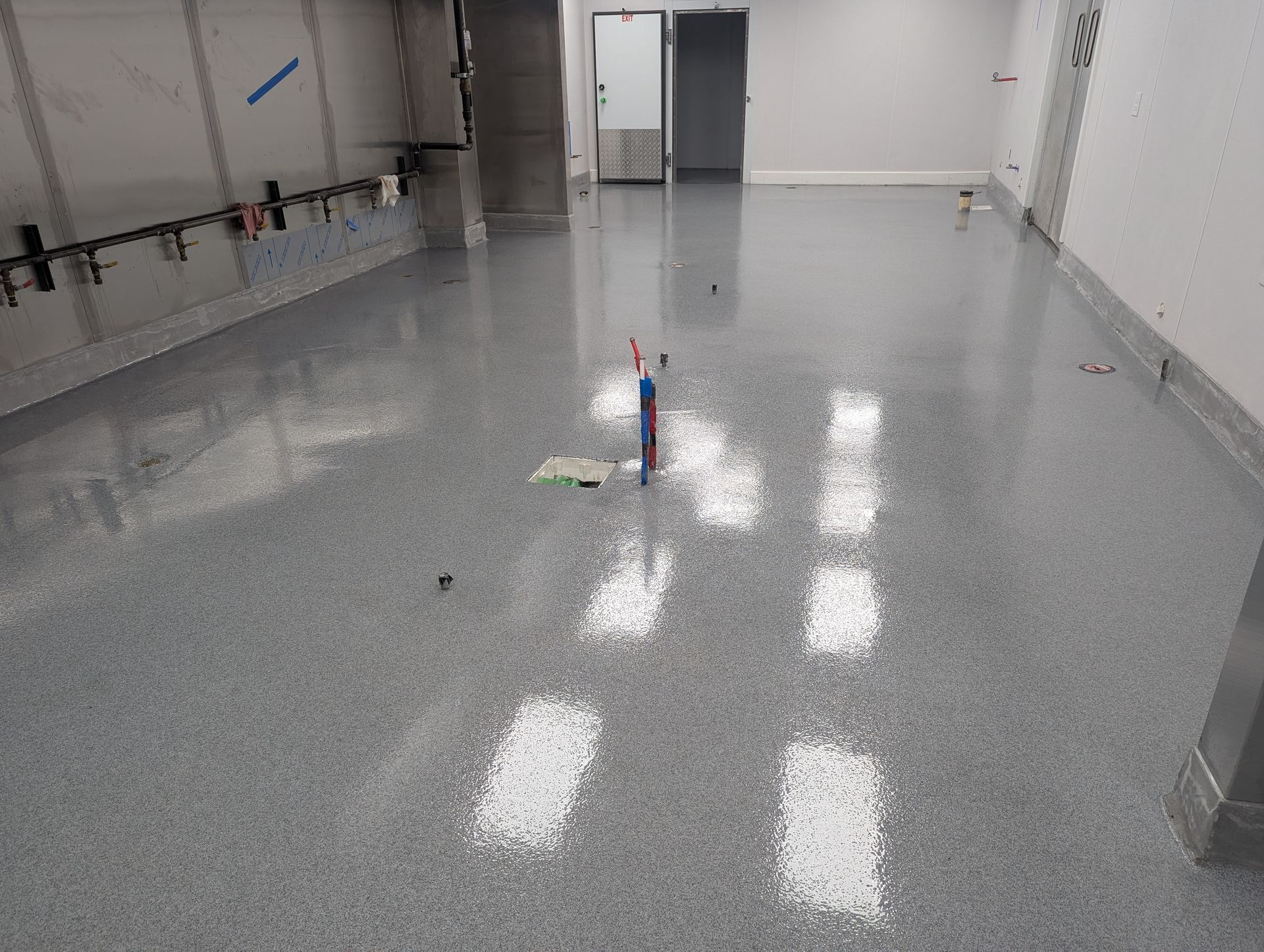 A room with a gray floor and white lines on it.