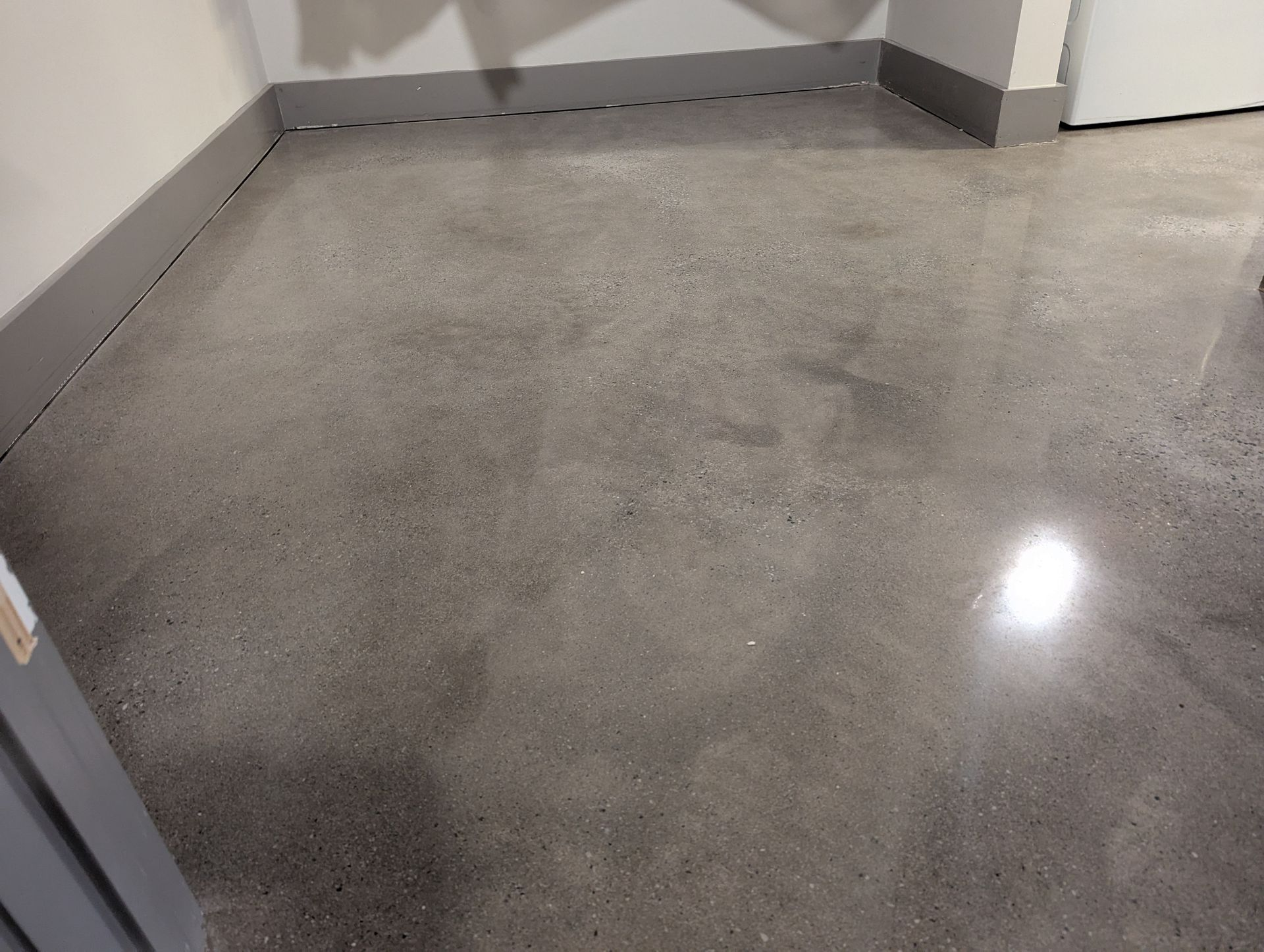 Shiny floor with double braodcast concrete coatings